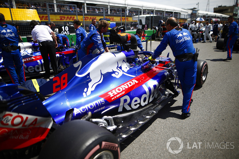 Brendon Hartley, Toro Rosso STR13, arrives on the grid