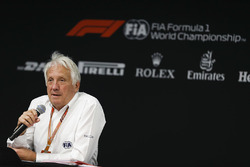 Charlie Whiting, director de carrera, FIA, habla durante la conferencia de prensa
