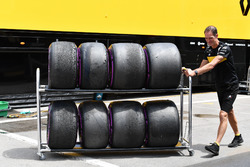 Механік Renault Sport F1 Team та шини Pirelli