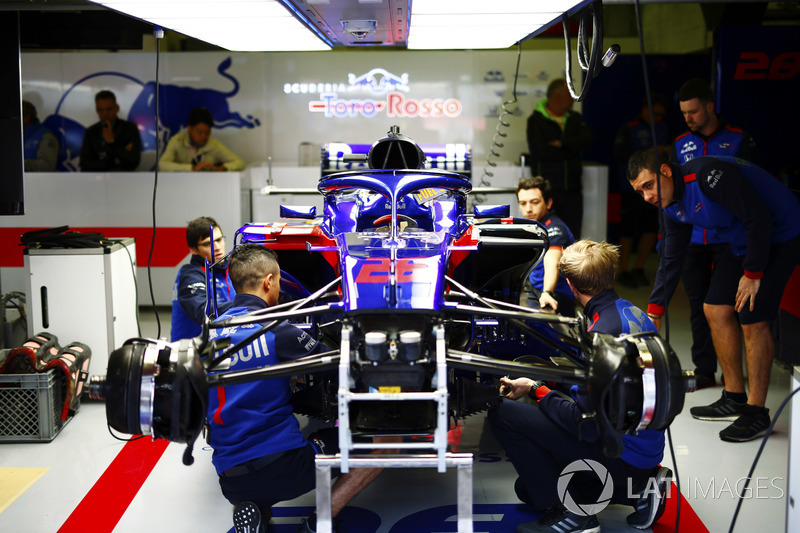 Los mecánicos de Toro Rosso trabajan en el coche de Brendon Hartley, Toro Rosso STR13, antes de la carrera