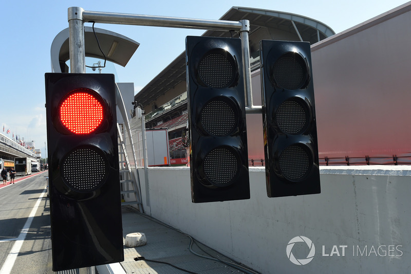 Lampu merah di ujung pit lane