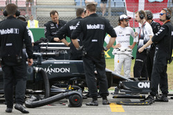 Fernando Alonso, McLaren, op de grid