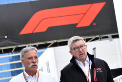 Чейз Кері, голова Formula One Group, і Росс Браун