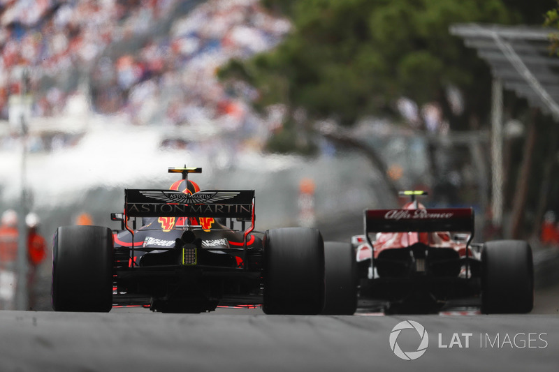 Charles Leclerc, Sauber C37, voor Max Verstappen, Red Bull Racing RB14