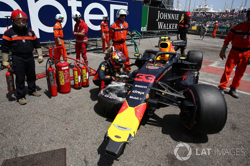 Max Verstappen, Red Bull Racing RB14 regarde sa voiture endommagée