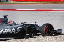 Romain Grosjean, Haas F1 Team VF-17, va fuera de la pista a la grava
