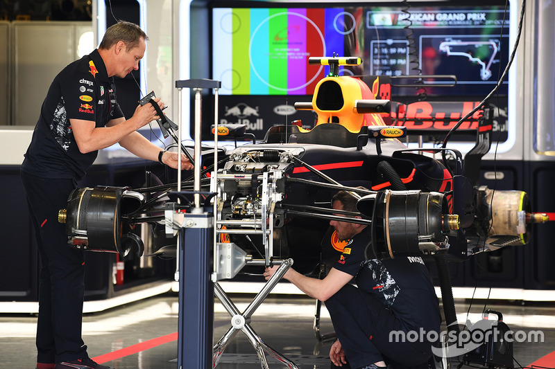El RB13 de Red Bull Racing en el box