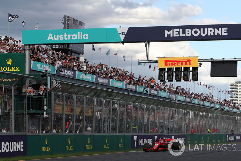 Il vincitore della gara Sebastian Vettel, Ferrari SF71H taglia il traguardo e prende la bandiera a scacchi