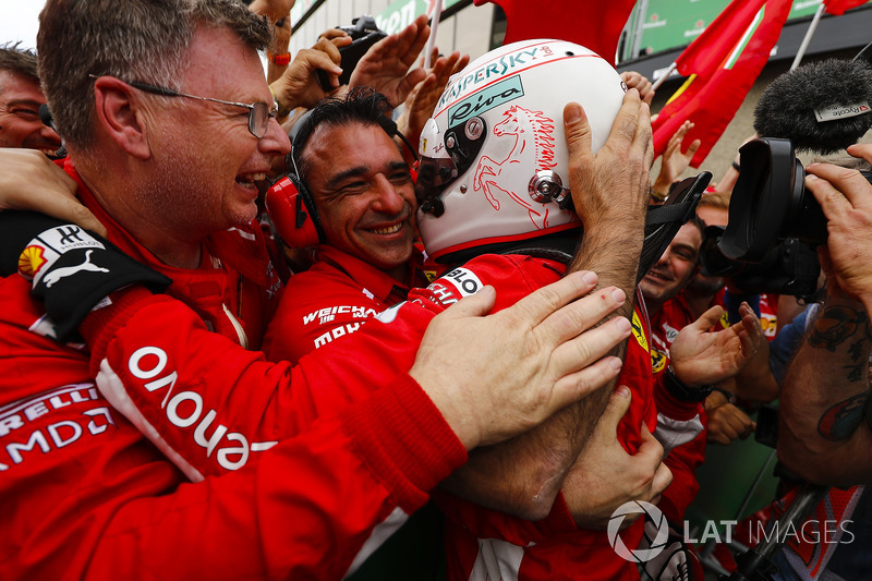 El ganador del GP de Canadá, Sebastian Vettel, Ferrari celebra su victoria en parc ferme con el equipo
