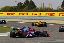 Stoffel Vandoorne, McLaren MCL33 Renault, leads Marcus Ericsson, Sauber C37 Ferrari, and Brendon Hartley, Toro Rosso STR13 Honda