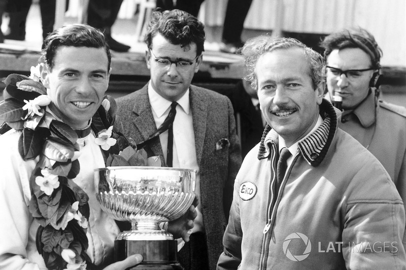 Jim Clark und Colin Chapman bei einer Siegerehrung