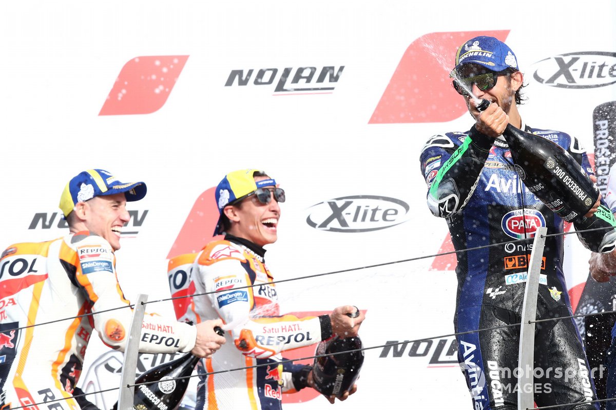 Enea Bastianini, Esponsorama Racing, merayakan finis podium ketiga MotoGP Emilia Romagna bersama duo Repsol Honda, Pol Espararo dan Marc Marquez, Minggu (24/10/2021).