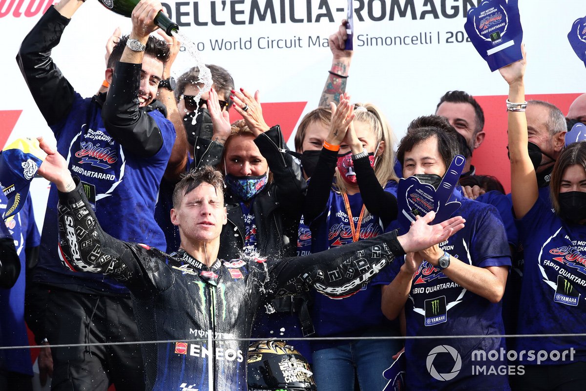 Wereldkampioen Fabio Quartararo, Yamaha Factory Racing viert feest met zijn team