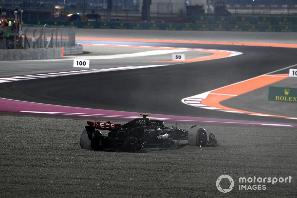 Lewis Hamilton, Mercedes F1 W14  tras el toque con su compañero