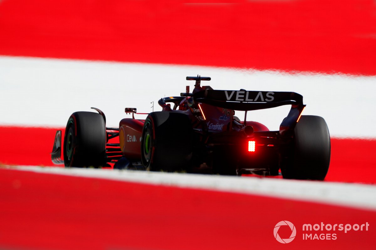 Charles Leclerc au volant de la Ferrari F1-75.