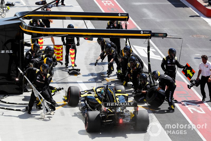 Daniel Ricciardo, Renault R.S.19, comes in for a pit stop