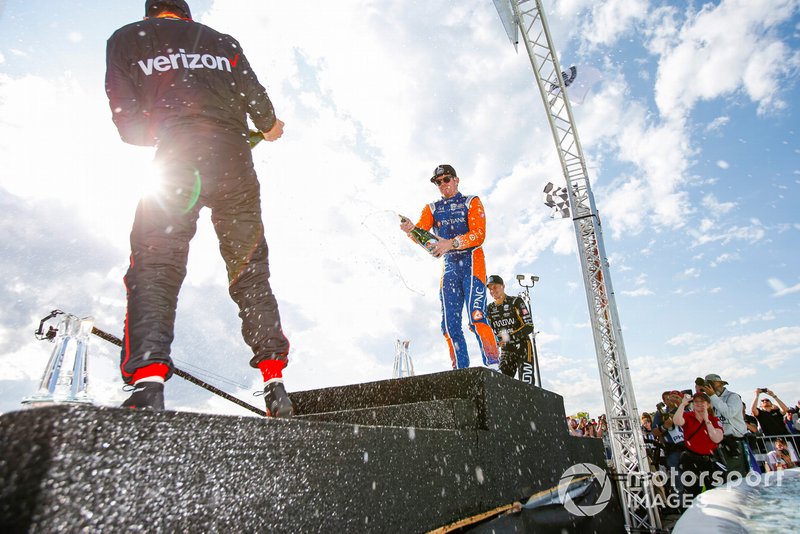 Scott Dixon, Chip Ganassi Racing Honda, Marcus Ericsson, Arrow Schmidt Peterson Motorsports Honda, Will Power, Team Penske Chevrolet, Champagne
