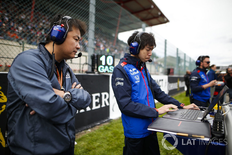 Toro Rosso Honda engineers at work on the grid