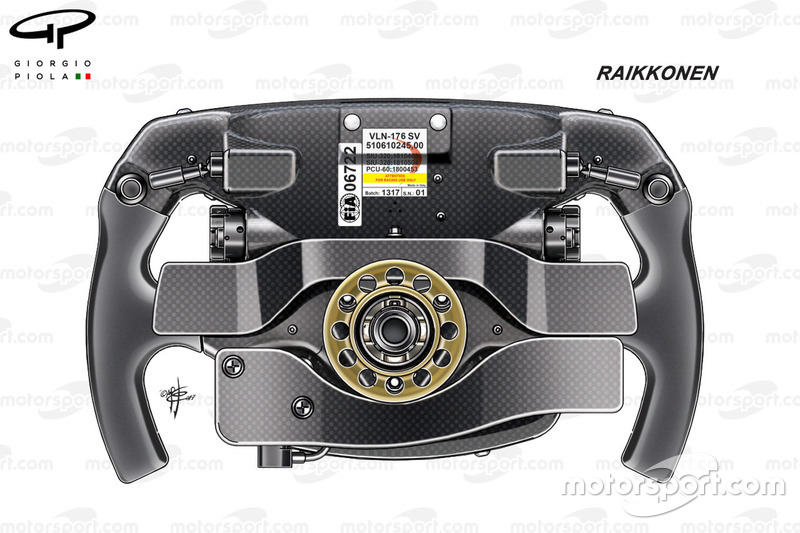 Ferrari SF70H, vista posteriore del volante di Kimi Räikkönen con l'unico bilanciere della frizione