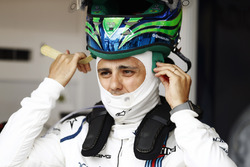 Felipe Massa, Williams, puts on his crash helmet