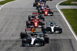 Lewis Hamilton, Mercedes AMG F1 W08, Max Verstappen, Red Bull Racing RB13, Valtteri Bottas, Mercedes AMG F1 W08, Sebastian Vettel, Ferrari SF70H, Daniel Ricciardo, Red Bull Racing RB13 and Kimi Raikkonen, Ferrari SF70H at a restart