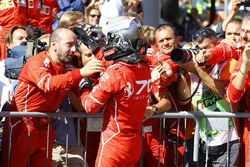 2. Sebastian Vettel, Ferrari, feiert im Parc Ferme mit dem Team