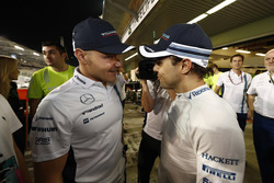 Valtteri Bottas, Williams, and the team say a fond goodbye to Felipe Massa, Williams, after his final race for the team and in F1