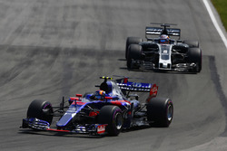 Карлос Сайнс-мол., Scuderia Toro Rosso STR12, Ромен Грожан, Haas F1 Team VF-17
