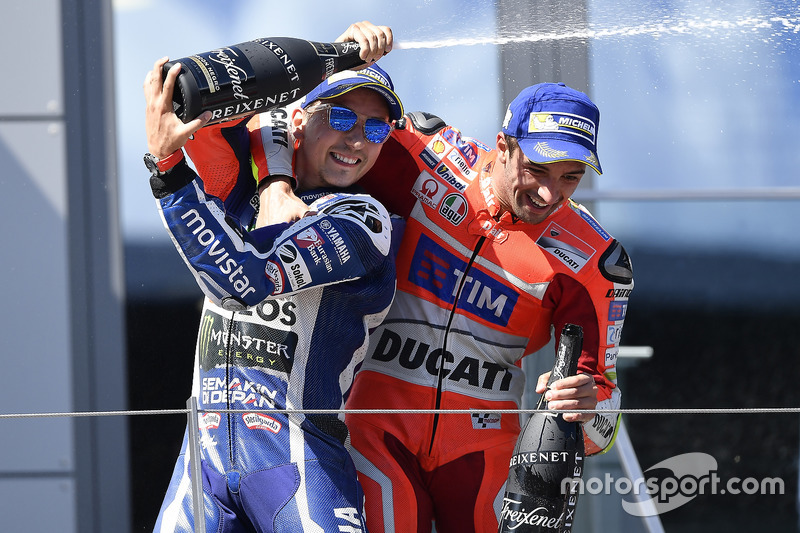 Il terzo classificato Jorge Lorenzo, Yamaha Factory Racing, il vincitore della gara Andrea Iannone, Ducati Team