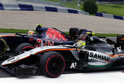 Carlos Sainz Jr., Scuderia Toro Rosso STR11 and Sergio Perez, Sahara Force India F1 VJM09 battle for position