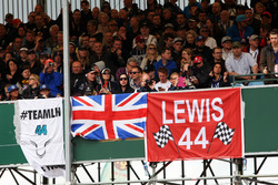 Банери та прапори на підтримку Льюіса Хемілтона, Mercedes AMG F1