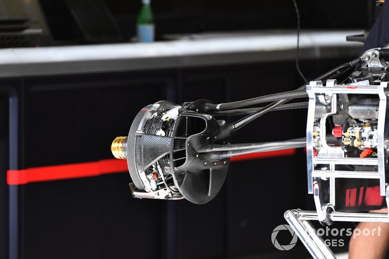Bull Racing RB15: la brake duct nasconde il bracket del push rod