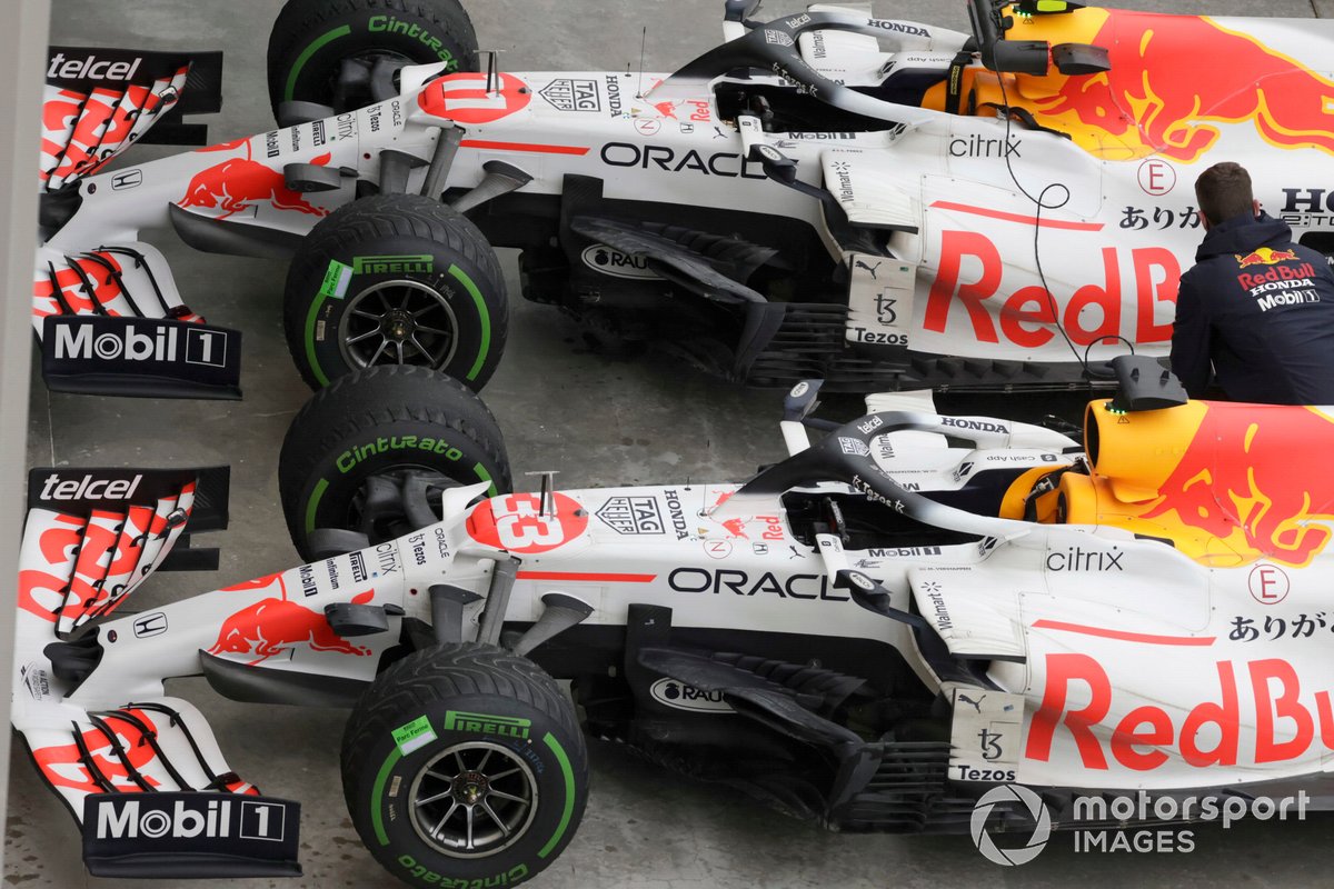 Le auto di Max Verstappen, Red Bull Racing RB16B, secondo classificato, e Sergio Perez, Red Bull Racing RB16B, terzo classificato, in Parc Ferme