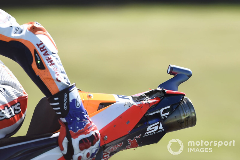Márquez sostiene con su mano el colín de la Honda tras el impacto con Zarco