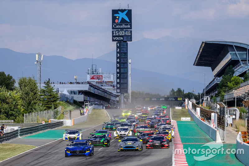 Start: #4 Black Falcon Mercedes-AMG GT3: Maro Engel, Yelmer Buurmann, Luca Stolz leidt