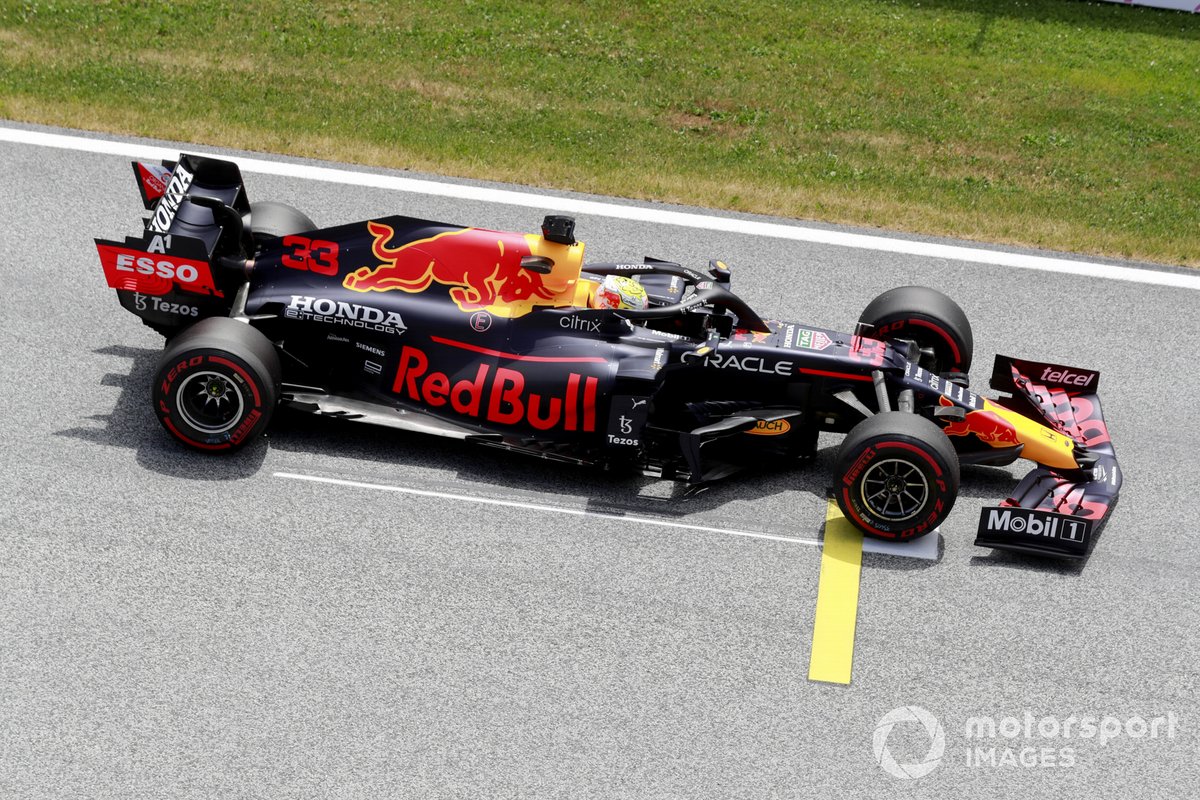 Max Verstappen im Red Bull RB16B