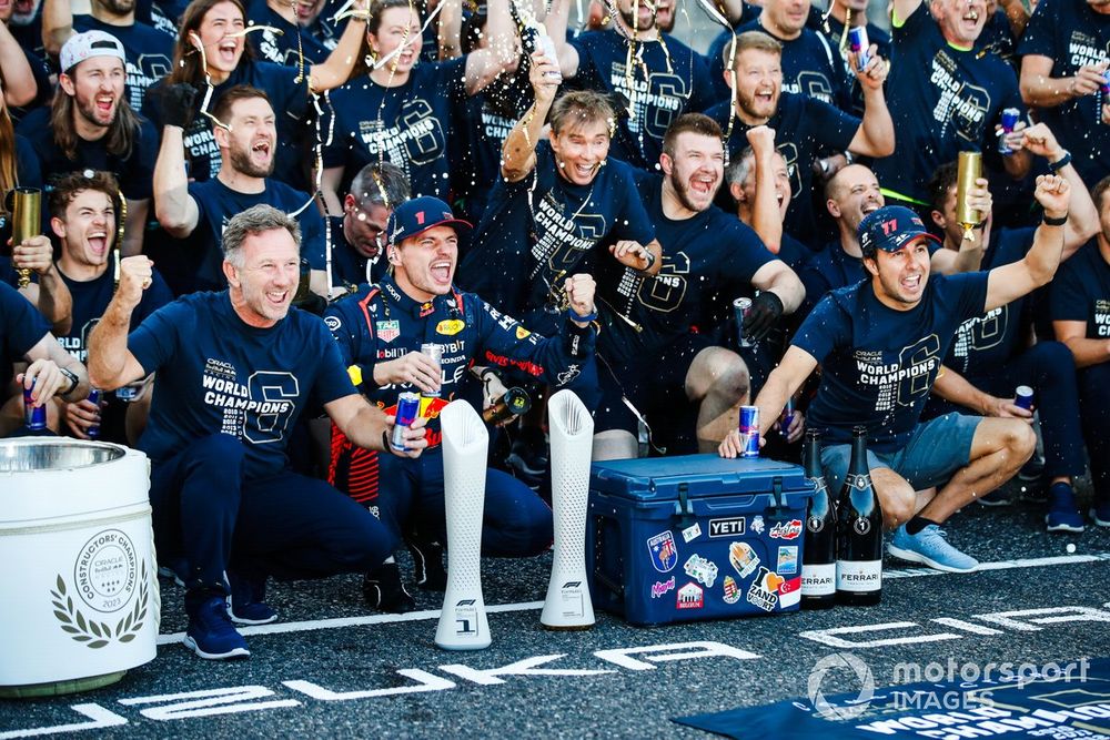 Christian Horner, director del equipo, Red Bull Racing, Max Verstappen, Red Bull Racing, 1ª posición, Sergio Pérez, Red Bull Racing, el equipo Red Bull Racing celebra la victoria en la carrera y el título de Constructores 2023.