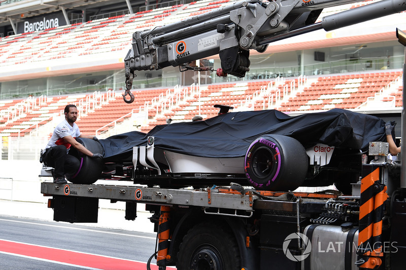 The car of Antonio Giovinazzi, Sauber C37 is recovered to the pits
