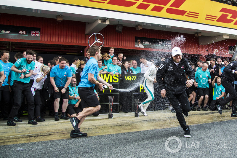 Hamilton tarolt a Mercedesszel Barcelonában - F1 2018
