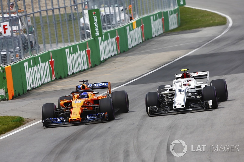 Fernando Alonso, McLaren MCL33, battles with Charles Leclerc, Sauber C37