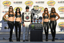 1. Kevin Harvick, Stewart-Haas Racing Ford Fusion, mit den Monster-Girls