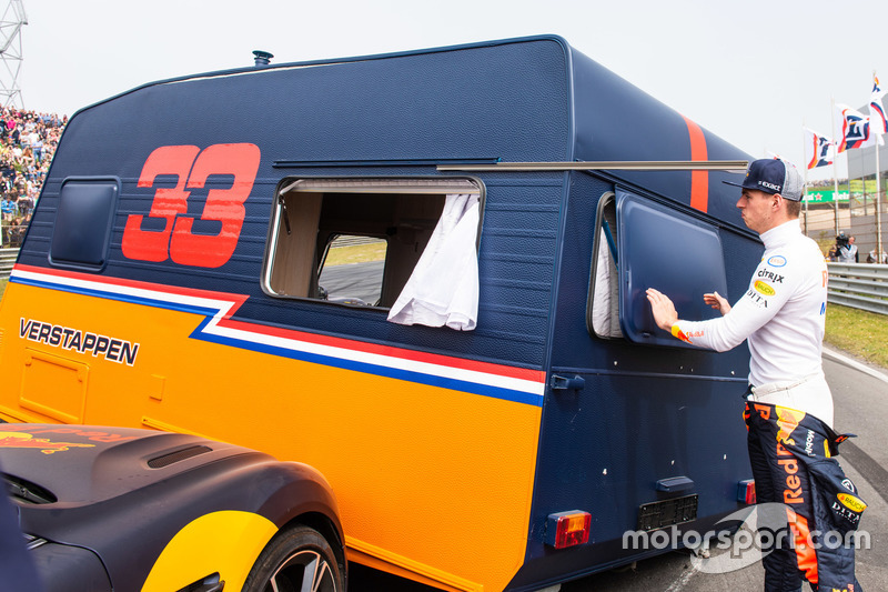 Verstappen inspecteert de caravan na de demonstratie