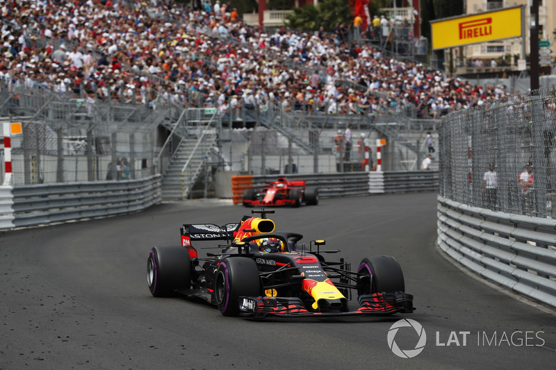Даніель Ріккардо, Red Bull Racing RB14 попереду Себастьяна Феттеля, Ferrari SF71H