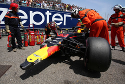 Max Verstappen, Red Bull Racing RB14 kaza sonrası aracını inceliyor