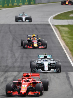 Sebastian Vettel, Ferrari SF71H precede Valtteri Bottas, Mercedes-AMG F1 W09