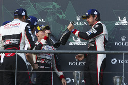 Yarış galibi Fernando Alonso, Sébastien Buemi, Kazuki Nakajima, Toyota Gazoo Racing