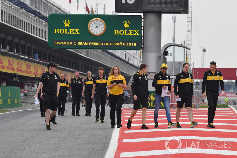 Carlos Sainz Jr., Renault Sport F1 Team camina por la pista