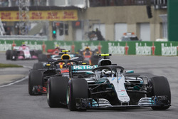 Валттері Боттас, Mercedes AMG F1 W09, попереду Макса Ферстаппена, Red Bull Racing RB14