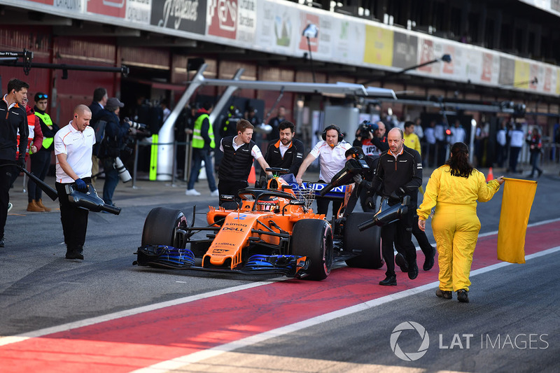 Stoffel Vandoorne, McLaren MCL33 est poussée dans la ligne des stands