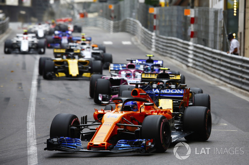 Fernando Alonso, McLaren MCL33, di depan Carlos Sainz Jr., Renault Sport F1 Team R.S. 18, Sergio Perez, Force India VJM11